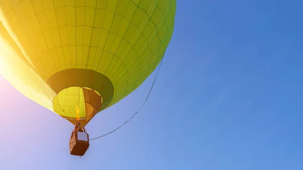 Mavi Gökyüzünün Altından Sıcak Hava Balonu Uçuş Manzarası — Stok fotoğraf