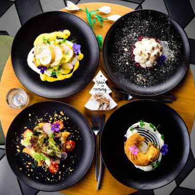 Restoranın üst manzarasında yemek masası sunuldu. Kır tarzı. Yuvarlak masa servisi.,