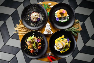 Restoranın üst manzarasında yemek masası sunuldu. Kır tarzı. Yuvarlak masa servisi.,