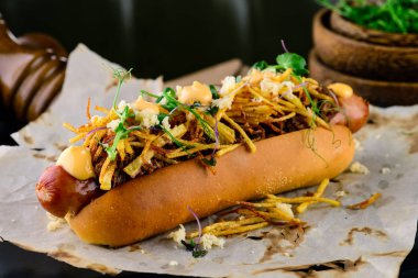 Lokantada nefis ızgara sosisli, Ev yapımı domuz pastırması soğan ve biberli sosisli sandviç.