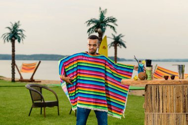 Plaj barında barmenlik yapmış.