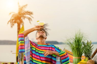 Plaj barında barmenlik yapmış.