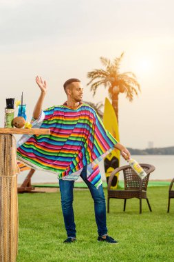 Barmen haydutlar, şişeler ve içkiler, sahilde barmenlik.