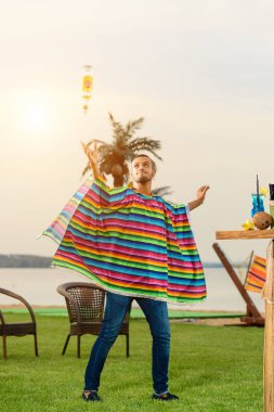 Barmen haydutlar, şişeler ve içkiler, sahilde barmenlik.