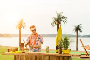 Plajdaki barmen işi, Meksikalı barmen dinlenmek için sahilde kokteyl hazırlıyor.