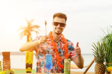 Plajdaki barmen işi, Meksikalı barmen dinlenmek için sahilde kokteyl hazırlıyor.
