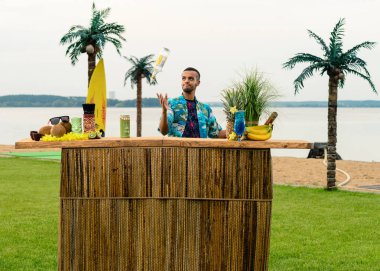 Plajdaki barmen işi, Meksikalı barmen dinlenmek için sahilde kokteyl hazırlıyor.