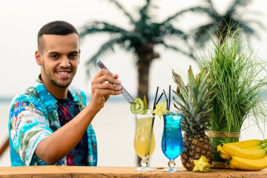 Barda kokteyl hazırlayan barmen, alkol içkileri, insanlar ve lüks konsept, bir barda kokteyl süsleyen barmen.