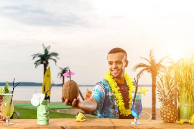 Barmen bardaki kokteyli bitirdi, gece kulübündeki kokteyli bitirdi.