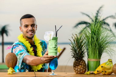 Barmen bardaki kokteyli bitirdi, gece kulübündeki kokteyli bitirdi.