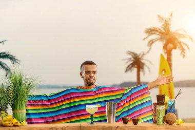 Plajdaki barmen işi, Meksikalı barmen dinlenmek için sahilde kokteyl hazırlıyor.