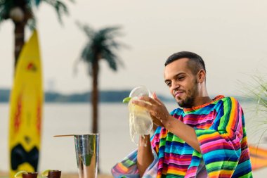 Plajdaki barmen işi, Meksikalı barmen dinlenmek için sahilde kokteyl hazırlıyor.