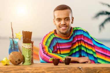 Meksikalı barmen sahilde tekila ve tuz kokteyli yapar.