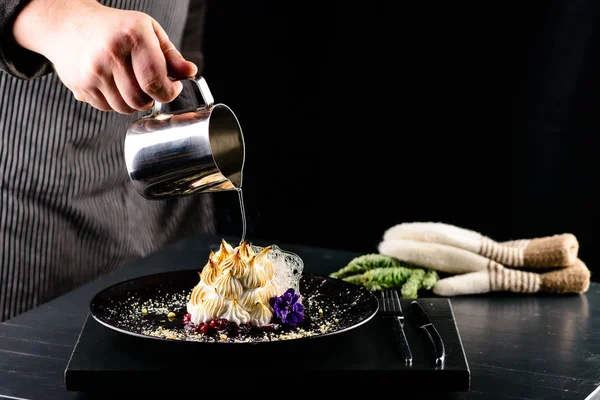 Sobremesa Restaurante Chef Molhando Uma Sobremesa Uma Caneca Conceito Culinária — Fotografia de Stock