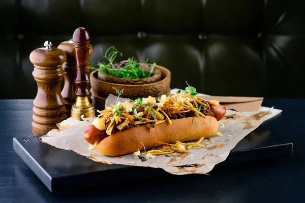 Lahodný Grilovaný Hotdog Restauraci Domácí Slaninový Balený Hot Dogy Cibulí — Stock fotografie