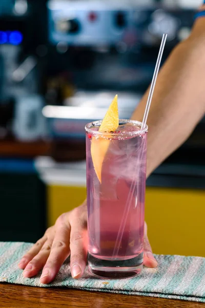 Bartender Serves Ready Made Cocktail Bar Night Club Scenery — Stock Photo, Image