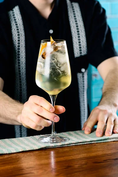 Barmen barda hazır kokteyl servisi yapar, gece kulübü manzarası.