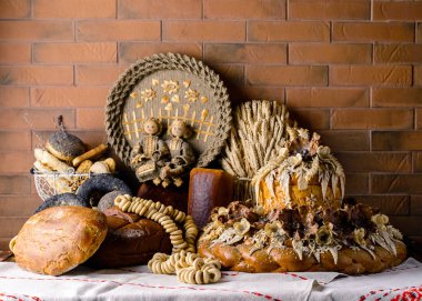 Karavay, geleneksel somun ekmek. Çiçek ve yaprak desenli somun ekmek. Ukrayna ulusal geleneksel ekmeği Karavay. Yakın yaşam devam ediyor.