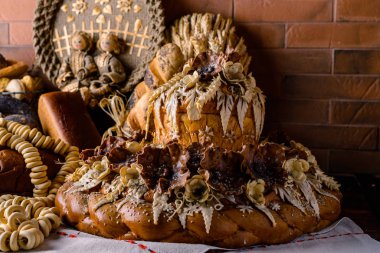 Karavay, geleneksel somun ekmek. Çiçek ve yaprak desenli somun ekmek. Ukrayna ulusal geleneksel ekmeği Karavay. Yakın yaşam devam ediyor.