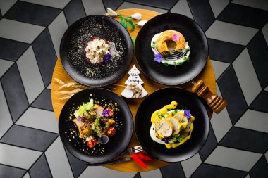 Restoranın üst manzarasında yemek masası sunuldu. Kır tarzı. Yuvarlak masa servisi.,