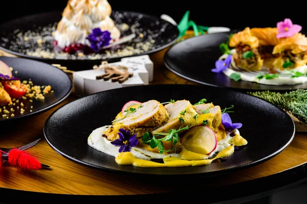 Restoran tabağı yemek masasına yakın. Seçici odak, kapat