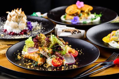 Restoran tabağı yemek masasına yakın. Seçici odak, kapat