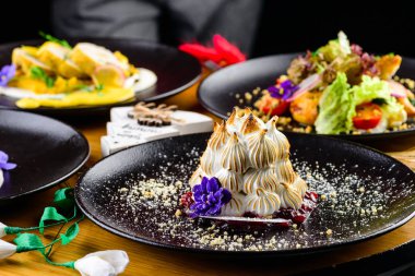 Lokantadaki tatlıyı servis masasının üzerine koy.