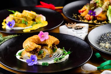 Lokantadaki tatlıyı servis masasının üzerine koy.