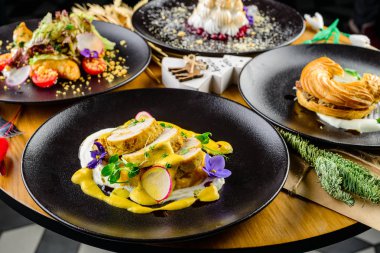 Restoran tabağı yemek masasına yakın. Seçici odak, kapat