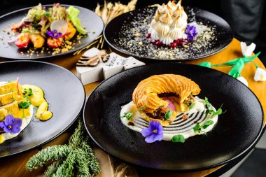 Lokantadaki tatlıyı servis masasının üzerine koy.