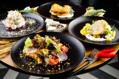 Restoran tabağı yemek masasına yakın. Seçici odak, kapat