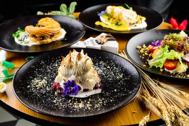 Lokantadaki tatlıyı servis masasının üzerine koy.