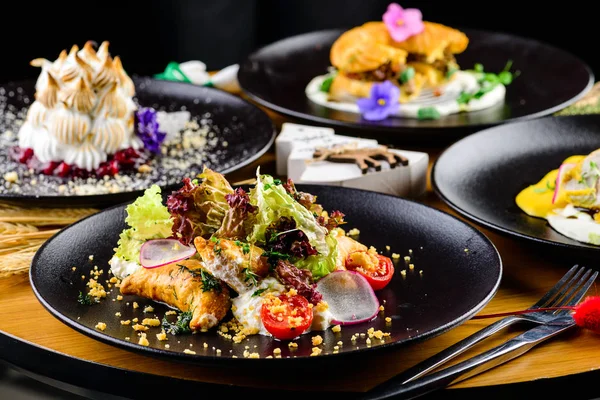 Restoran tabağı yemek masasına yakın. Seçici odak, kapat