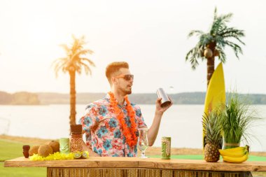 Plajdaki barmen işi, Meksikalı barmen dinlenmek için sahilde kokteyl hazırlıyor.