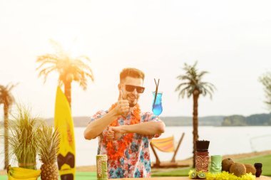 Plajdaki barmen işi, Meksikalı barmen dinlenmek için sahilde kokteyl hazırlıyor.