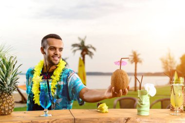 Barmen bardaki kokteyli bitirdi, gece kulübündeki kokteyli bitirdi.