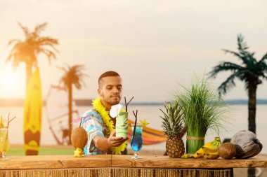 Barmen bardaki kokteyli bitirdi, gece kulübündeki kokteyli bitirdi.