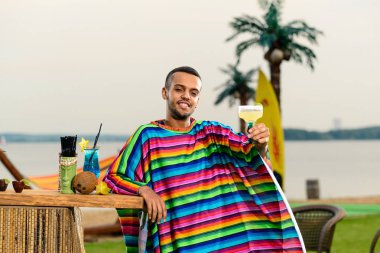 Barmen bardaki kokteyli bitirdi, gece kulübündeki kokteyli bitirdi.