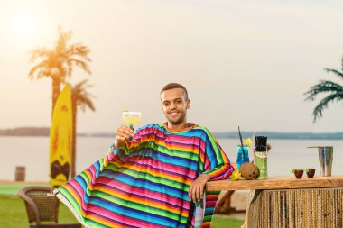 Plajdaki barmen işi, Meksikalı barmen dinlenmek için sahilde kokteyl hazırlıyor.