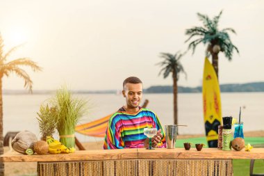 Plajdaki barmen işi, Meksikalı barmen dinlenmek için sahilde kokteyl hazırlıyor.