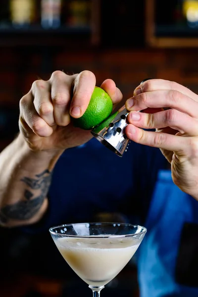 Bartendern Avslutar Tillagningen Alkoholhaltig Cocktail Närbild Expert Bartender Gör Cocktail — Stockfoto