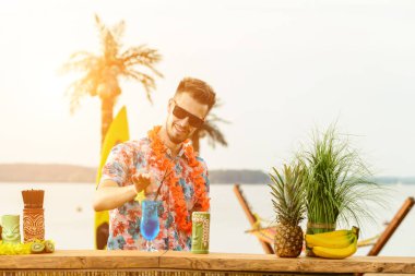 Plajdaki barmen işi, Meksikalı barmen dinlenmek için sahilde kokteyl hazırlıyor.