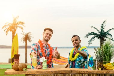 Plaj barında barmenlik yapmış.