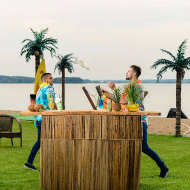 Barmen haydutlar, şişeler ve içkiler, sahilde barmenlik.