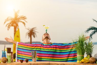 Plaj barında barmenlik yapmış.