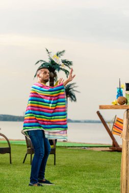 Barmen haydutlar, şişeler ve içkiler, sahilde barmenlik.