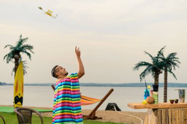 Barmen haydutlar, şişeler ve içkiler, sahilde barmenlik.