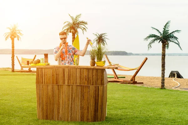 Bartender Work Beach Resort Mexican Bartender Making Cocktail Beach Relaxing — Stock Photo, Image