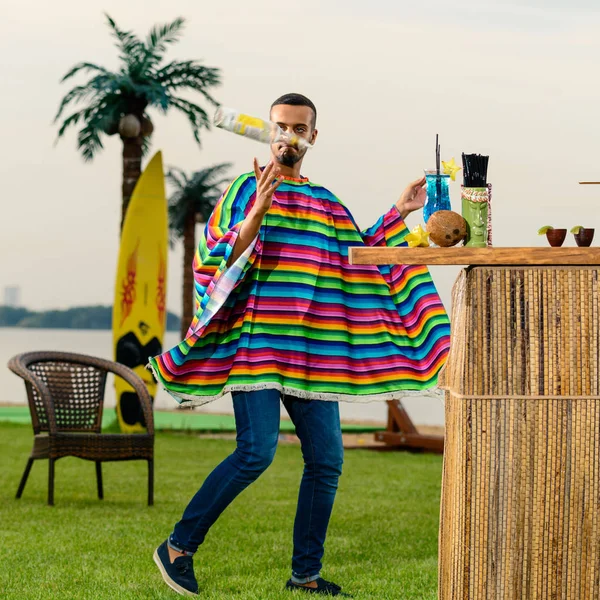 Barmen haydutlar, şişeler ve içkiler, sahilde barmenlik.