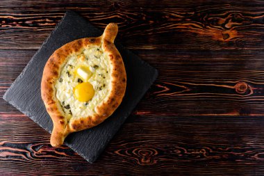 Beyaz mutfak. Unlu mamuller Khachapuri Adjarian. Mozzarella ve yumurta ile açık pasta. Gürcü mutfağı, sokak yemekleri, Ulusal pasta atıştırmalıkları. Boş alan konsepti